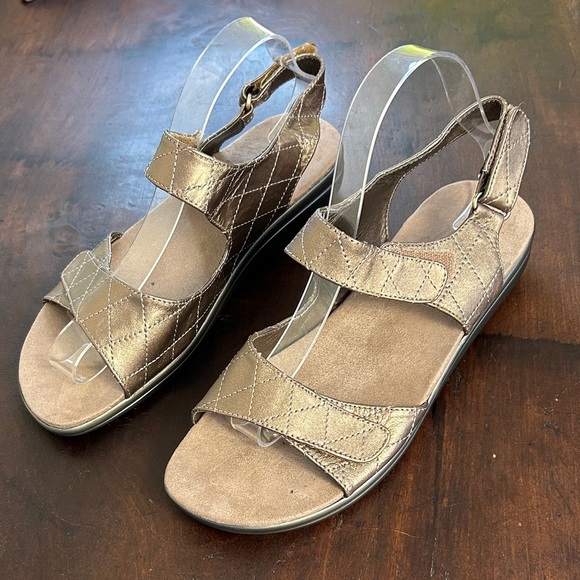 Easy Spirit Women's Adjustable Bronze Sandals Sz 9M - Picture 1 of 12